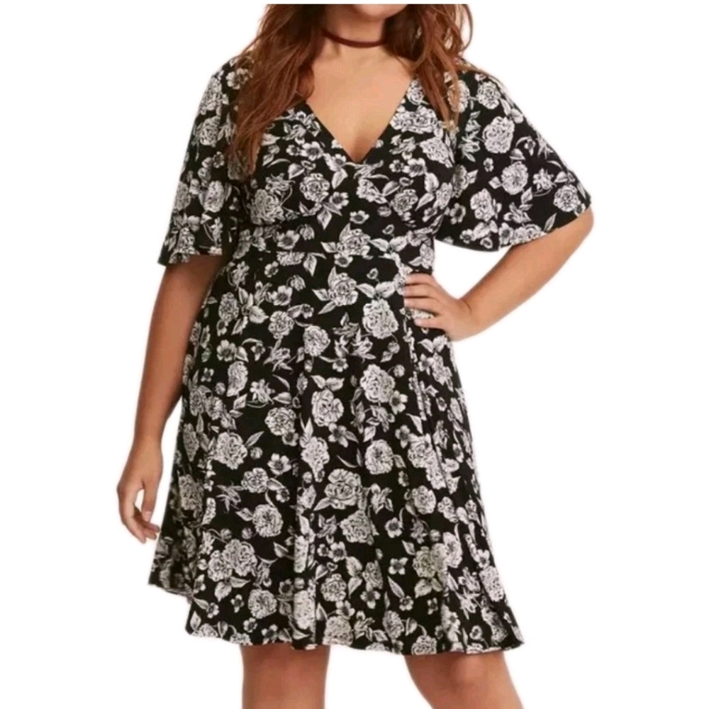 Torrid Mini Babydoll Dress Plus Sz 3X Black White Floral Flutter Sleeve Cottage